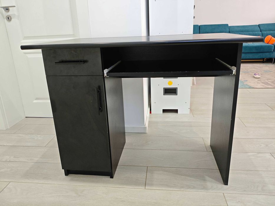 Vand Birou modern, compact și practic,perfect pentru birou sau acasă