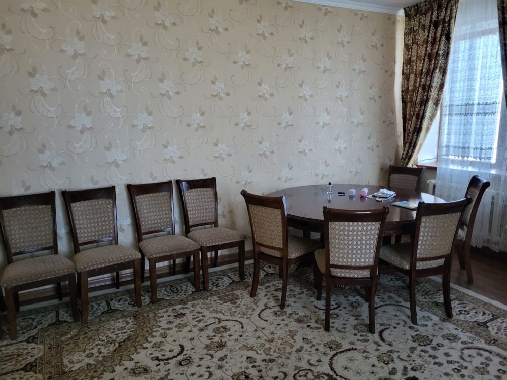 Круглый стол со стульями