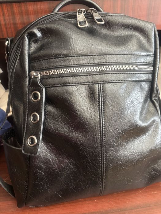 Черна раница от ест кожа .Нова