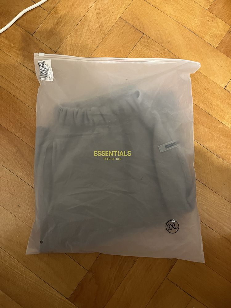 Pantaloni essentials fear of god scurti