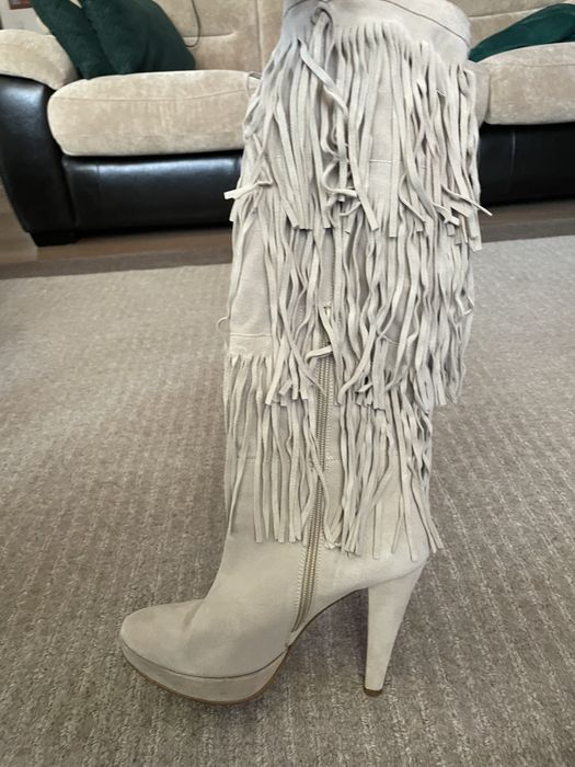 Cizme lungi piele intoarsa, cu franjuri.