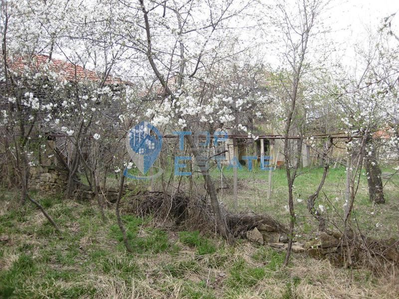 Двуетажна тухлена къща в с. Буря