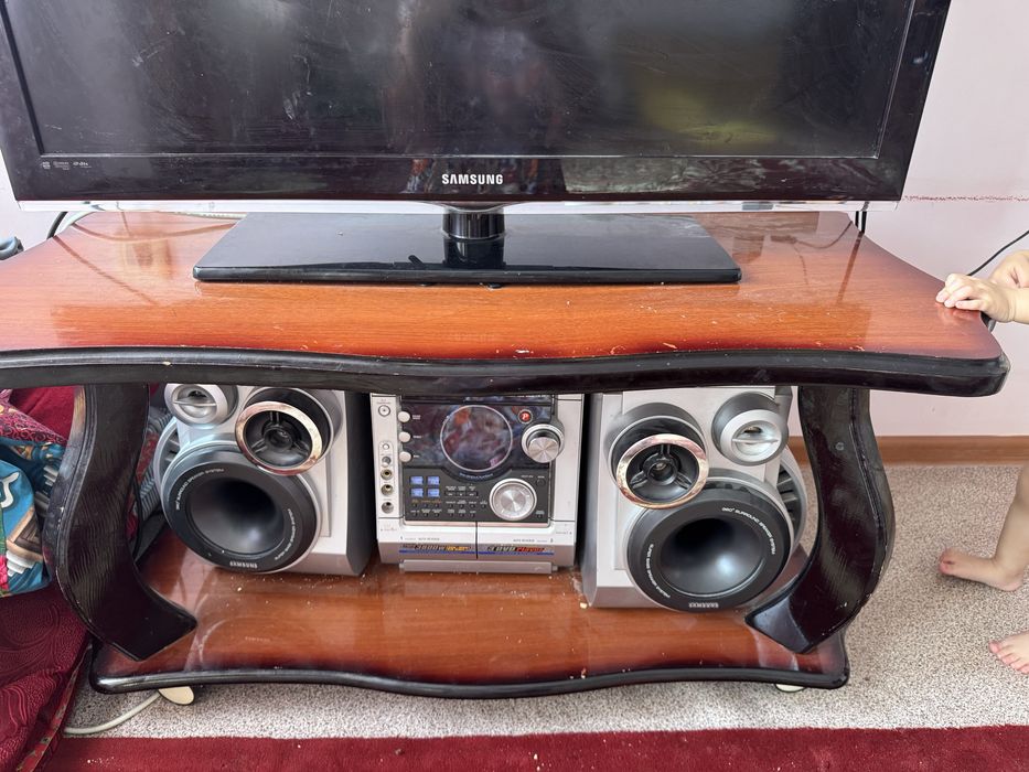 Продам стол для телевизора