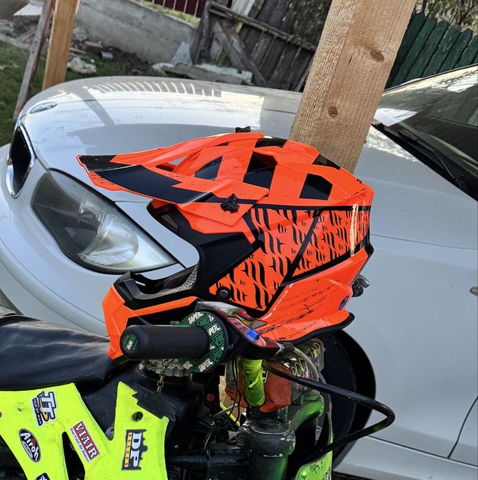 Vand casca cross ,trotineta ,bicicleta