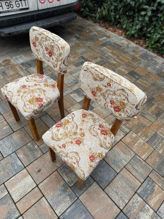 Set Mobilier Vintage – Masa din lemn masiv + 4 scaune tapitate