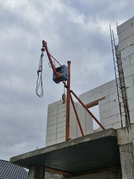 Inchiriez macara pentru construcții