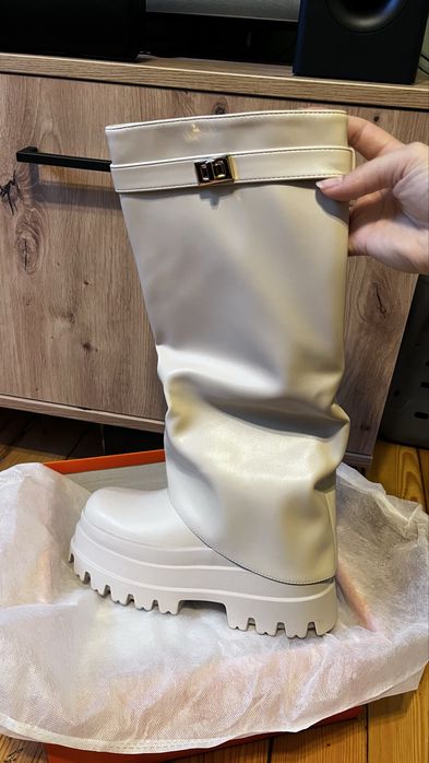 Бежови дамски ботуши