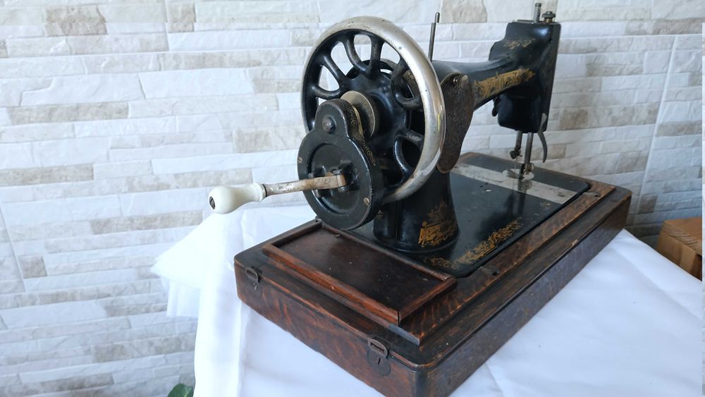 Стара ръчна шевна машина - Singer - 1912 година