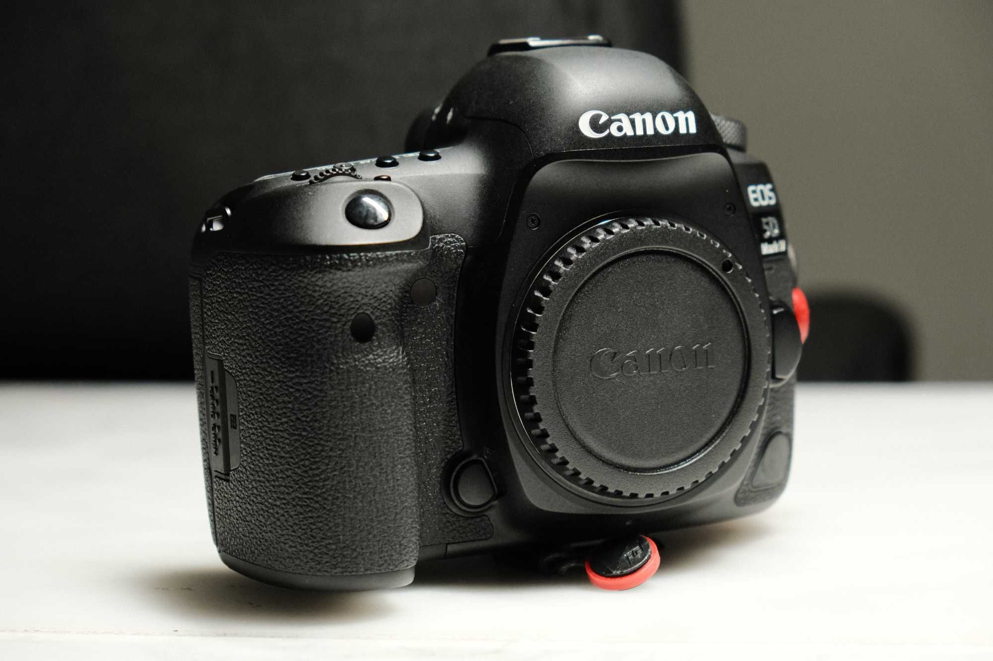 Canon EOS 5D Mark IV Full Box