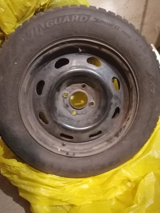 Два броя всесезонни гуми с джанти