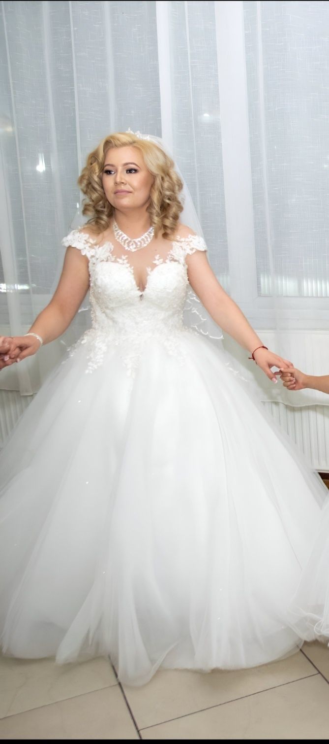 Vând rochie de mireasă