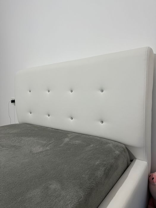 Pat tapițat cu spațiu de depozitare