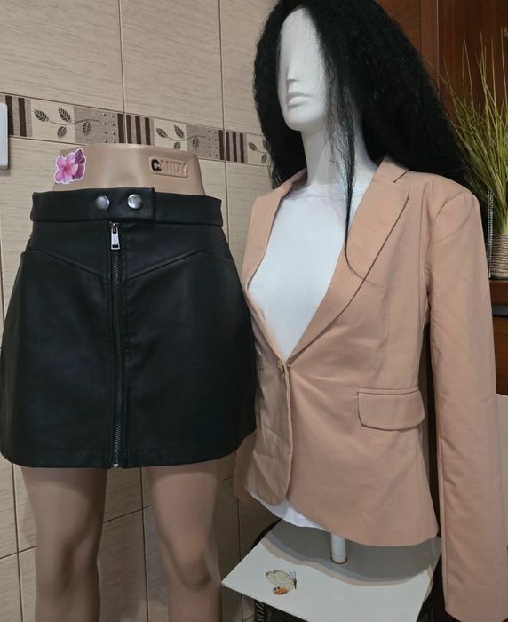 Outfit dama casual blazer si fusta piele