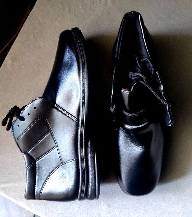 Обувки нови последни бройки номер 43  бройката 15 лв