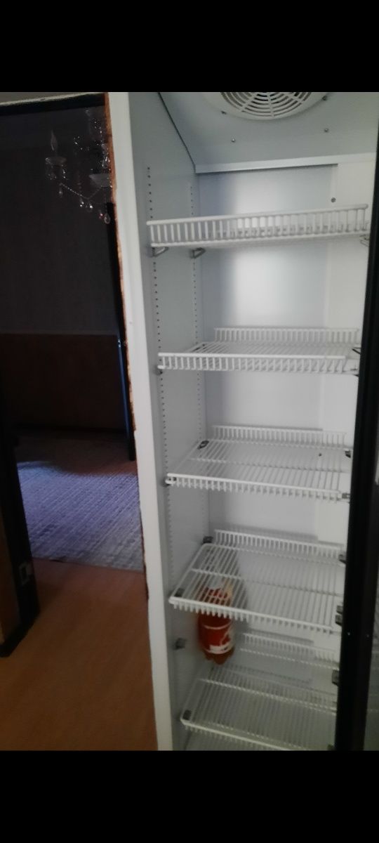 Продам стоящий холодильник почти новый цена 220000тг торг