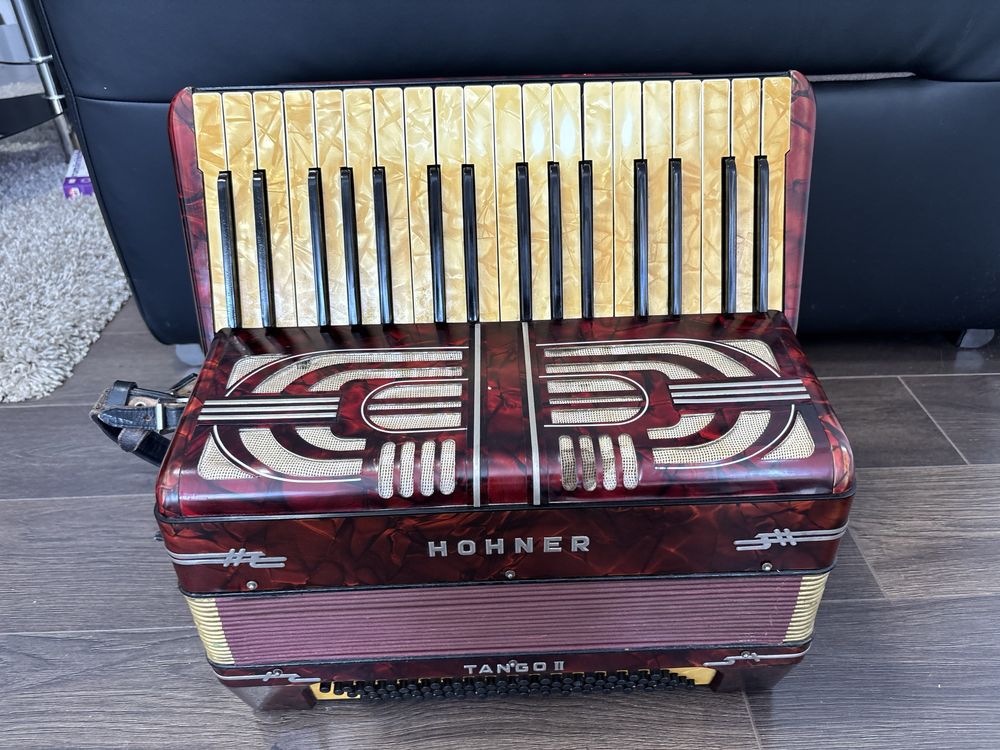 Acordeon Hohner Tango 2 cu 80 de basi potcoava