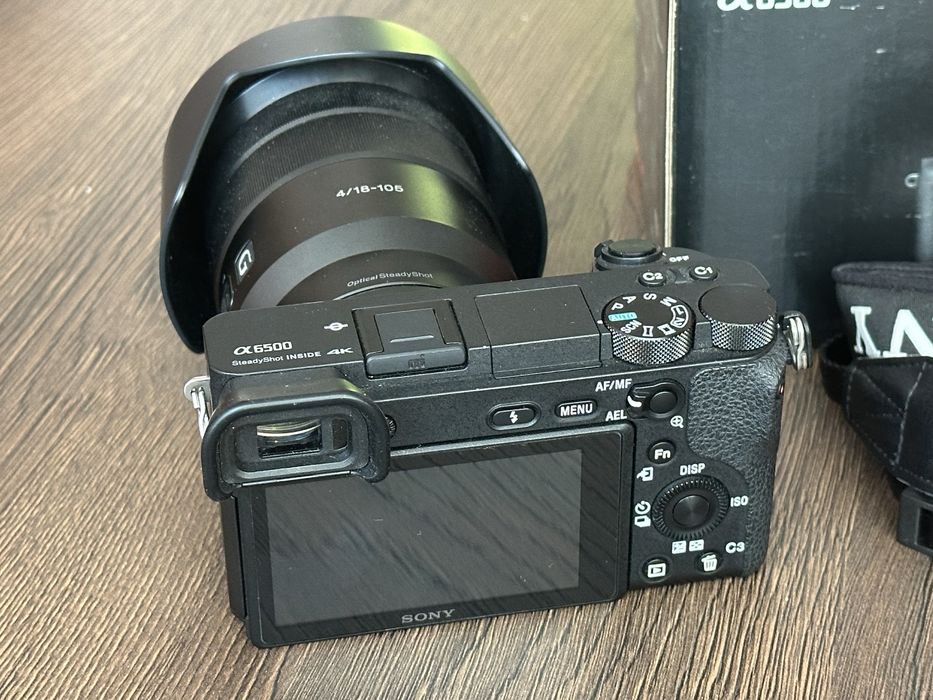 Sony a6500 + E PZ 18-105 mm f4 + батерии и зарядно