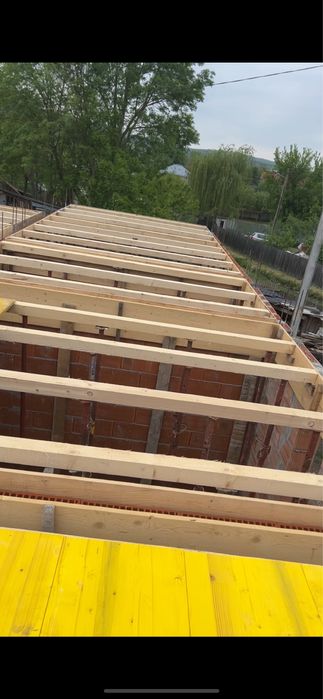 Executam  Case la Rosu