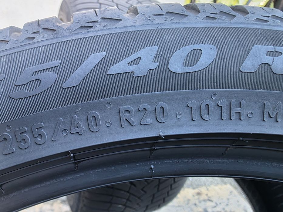 Vând două anvelope de iarna pirelli scorpion 255 40 20 dot 4922