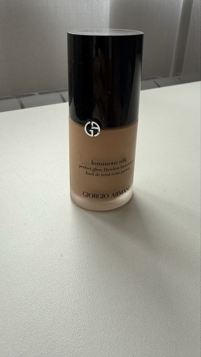 Продам тональный крем armani