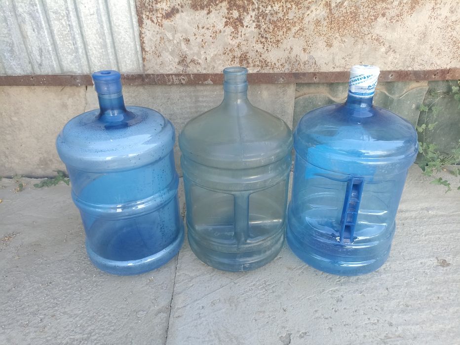 Продам бутылки 19 литровые