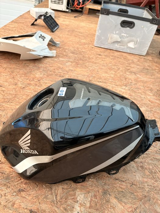 Piese Honda CBR 500 RA 2105-2019 ( rezervor; carene; capace motor)