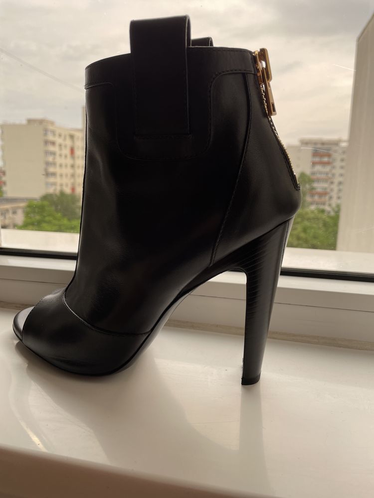 TOM FORD. 39. botine negre. peep-toe. piele.