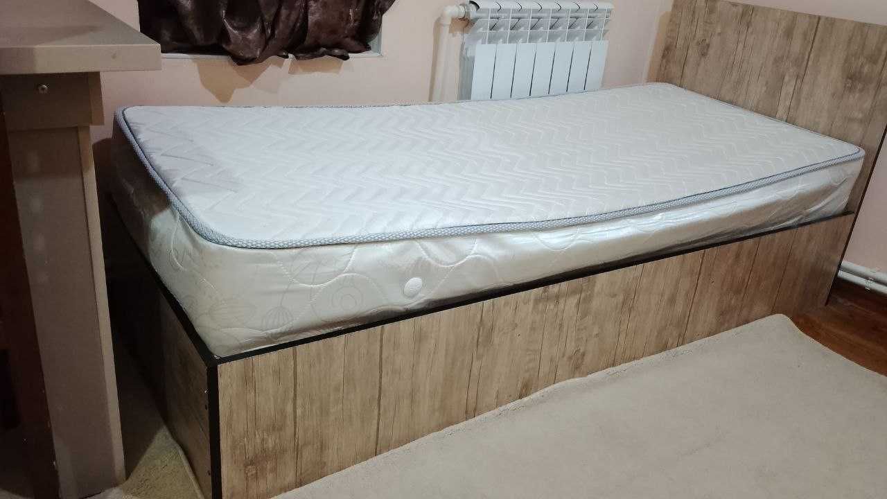 Продам кровати с матрасами б/у