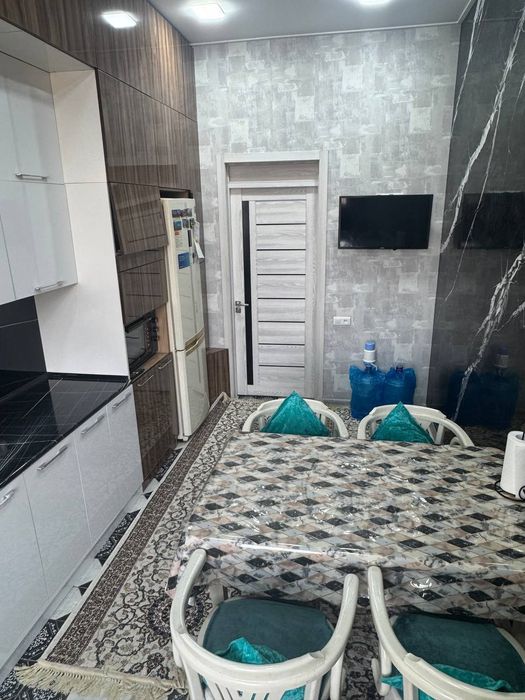 Qora qamish moyqoʻrgʻonda novostroyka sotiladi.