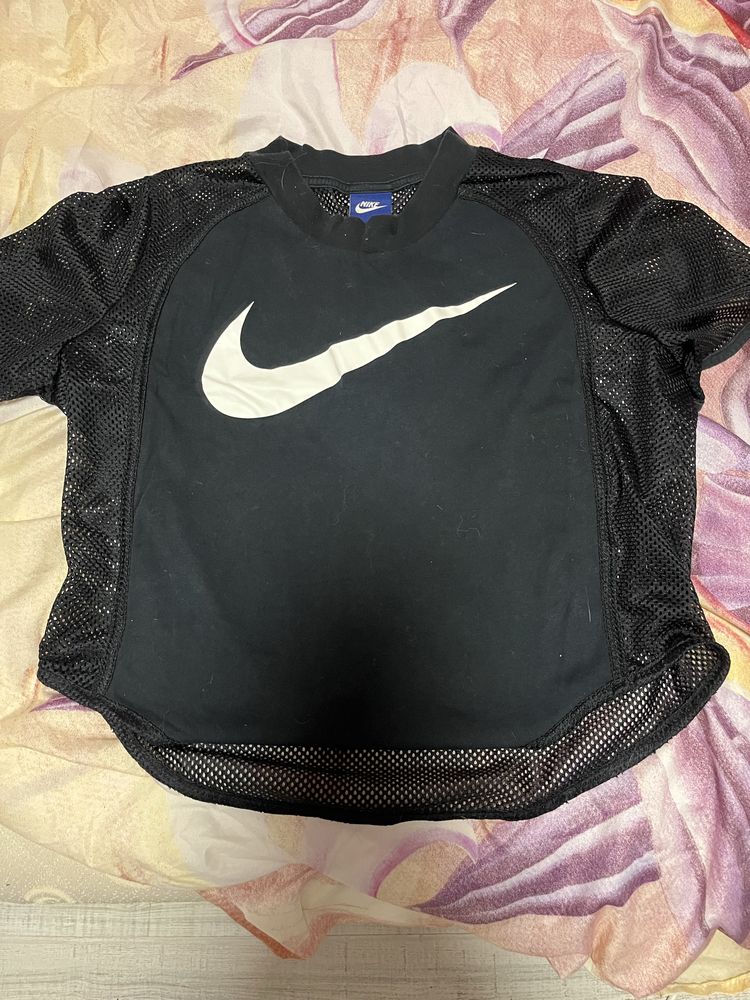 Чисто нова тениска на Nike с гол гръб