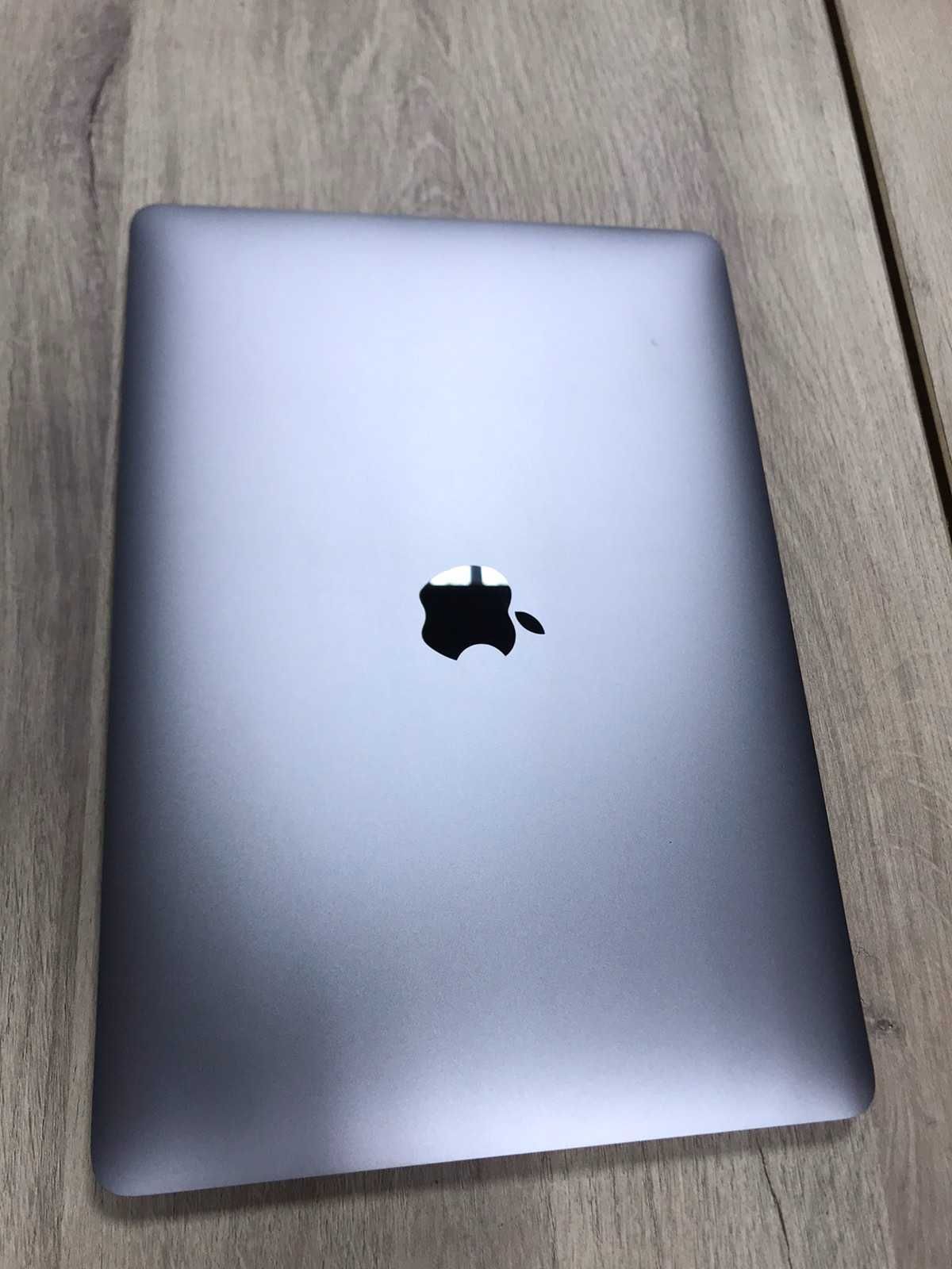 Лаптоп Apple Macbook PRO 2017 I5 8GB 256GB SSD с гаранция A1706