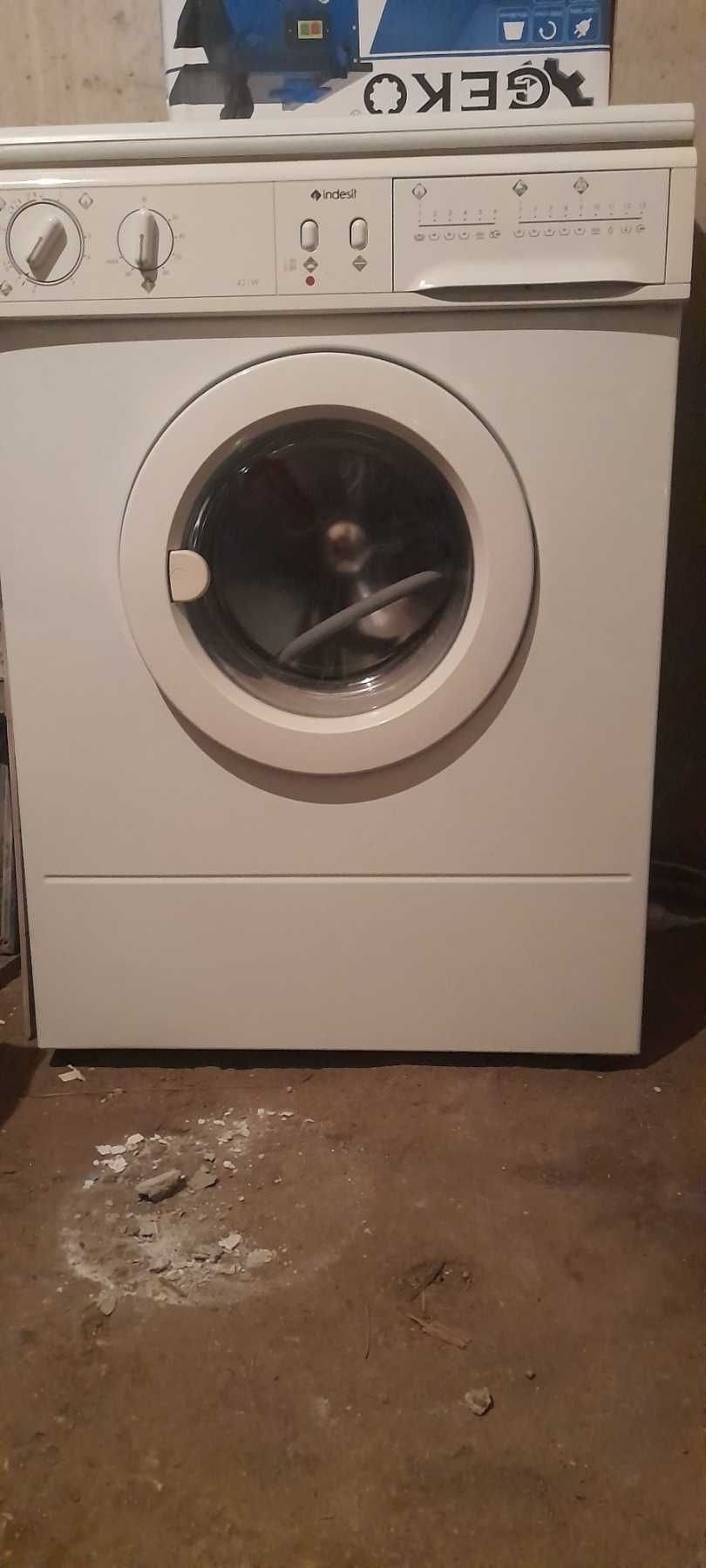 Пералня Indesit.
