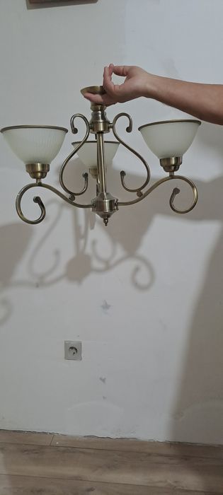 Продам люстру  на зал