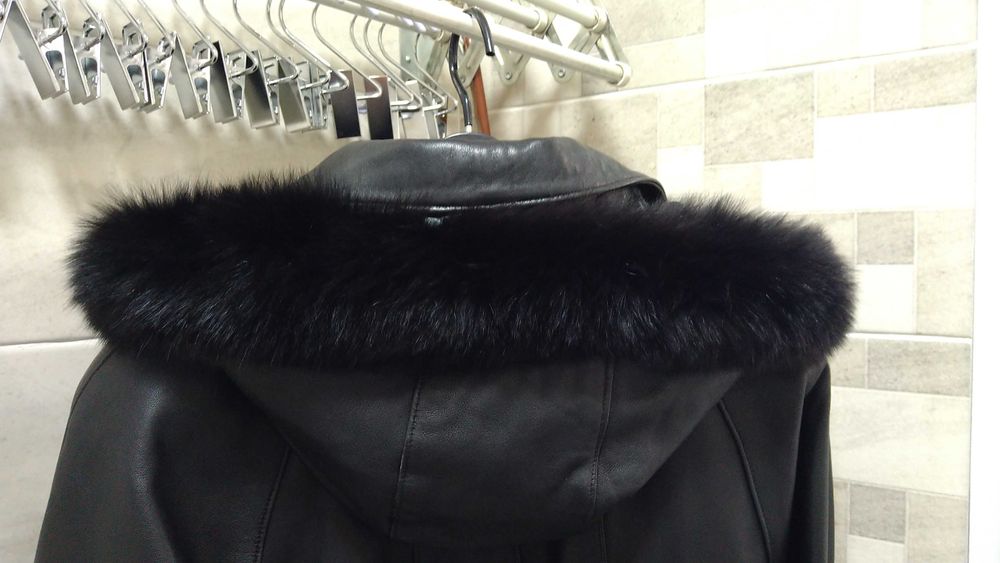 Дамско  манто от естествена кожа с качулка от естествен косъм.