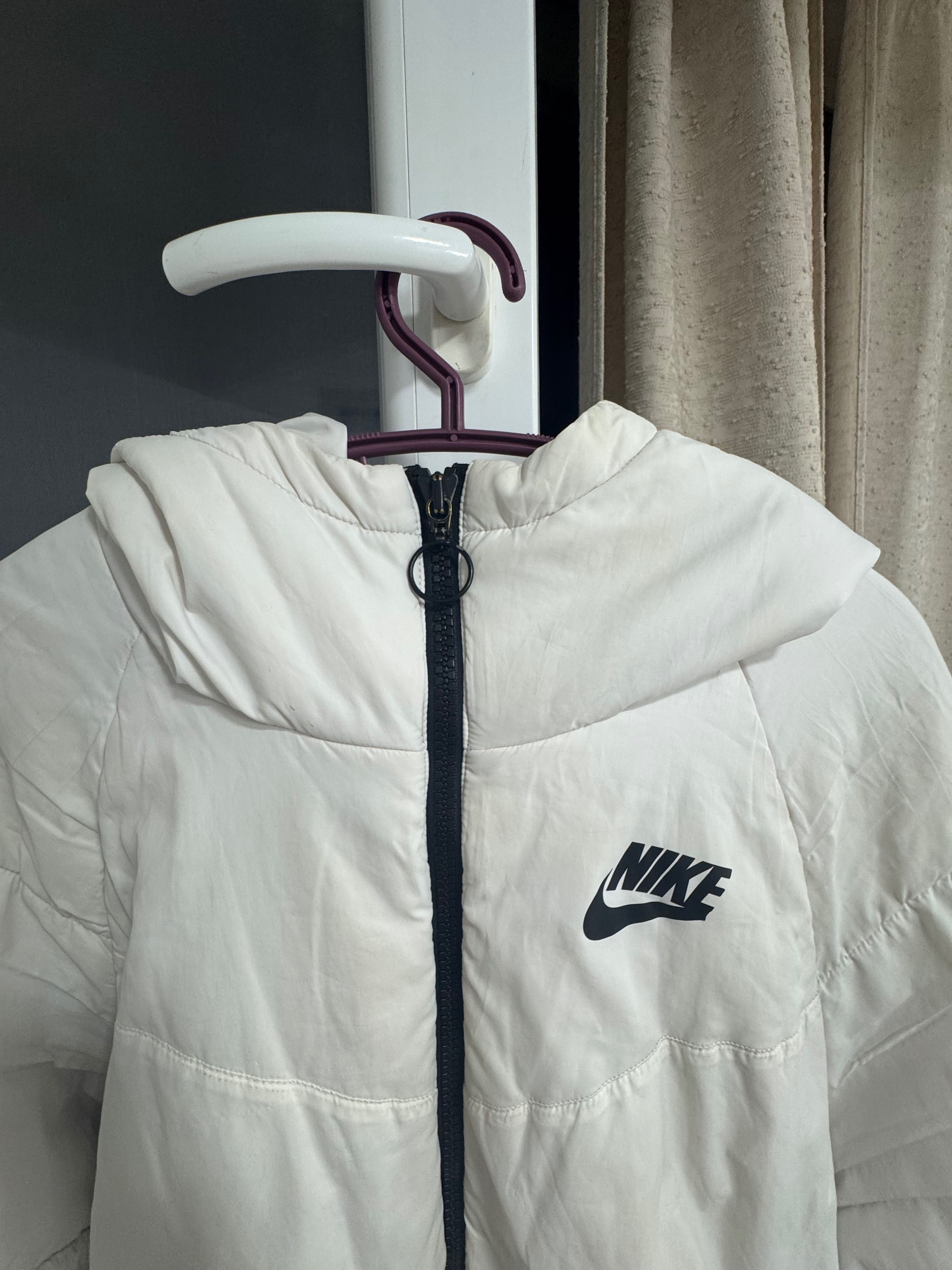 Зимно бяло оригинално яке на nike