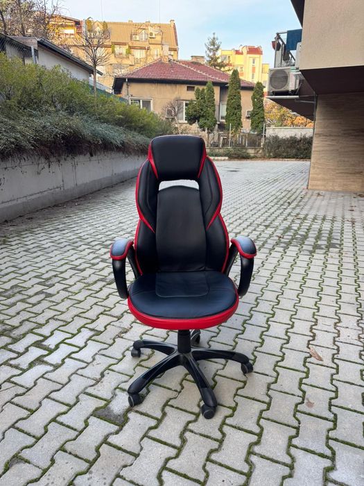 офис стол в червено и черно