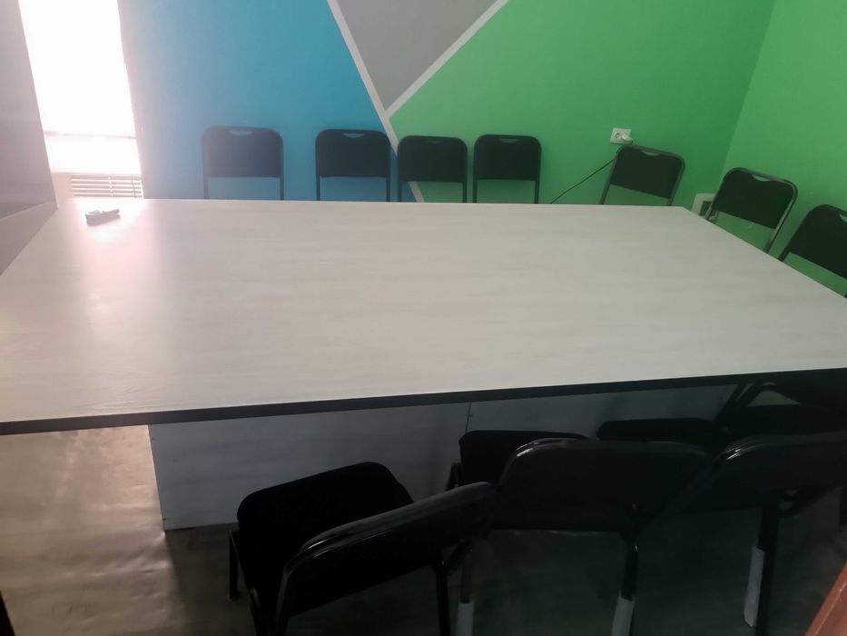 Продается большой стол в хорошем состоянии