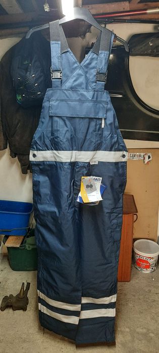 Pantaloni cu bretele