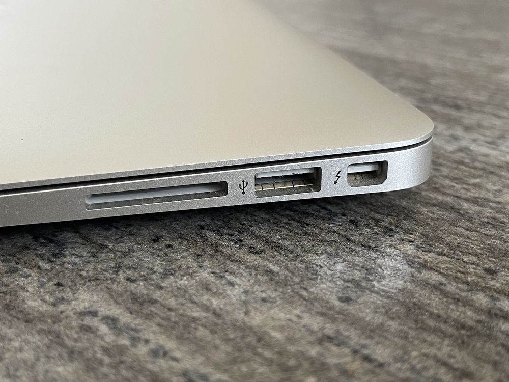 Продам MACBOOK AIR 13-2014года 256г Количество циклов перезарядки: 163