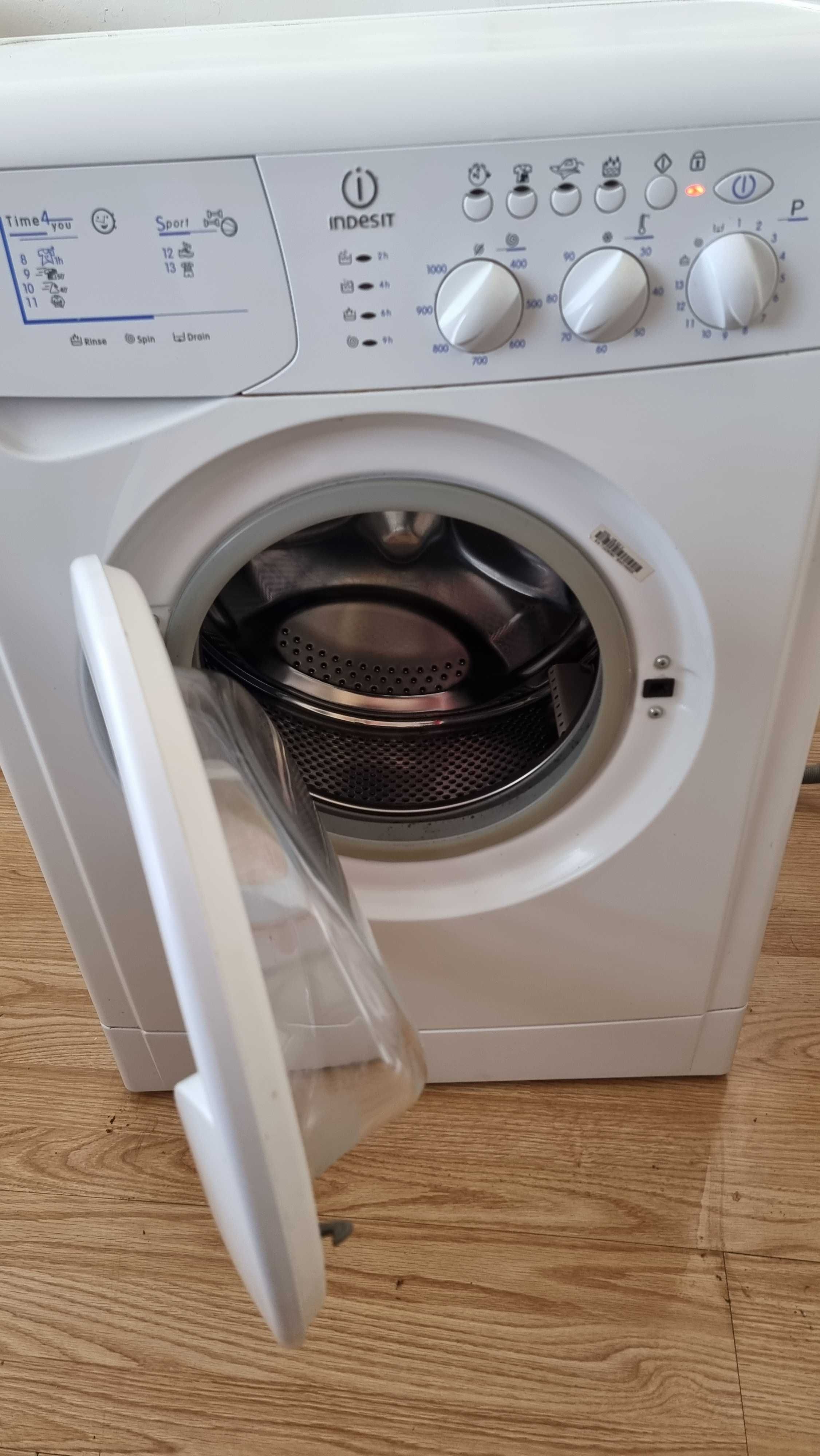 Пералня Indesit WISL 105 EX V 
Работеща