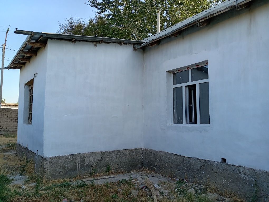 Hovli uy sotiladi
