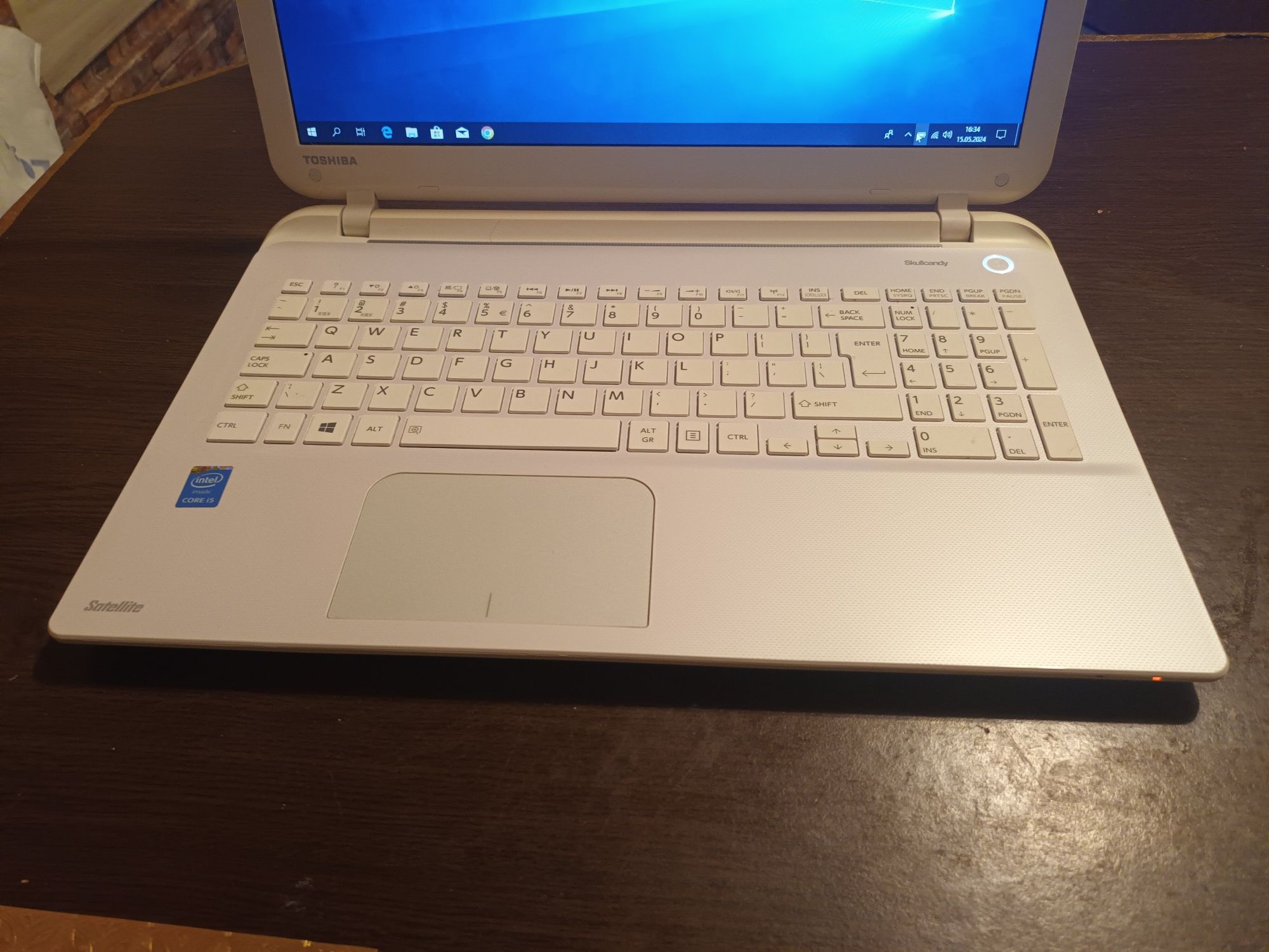 Laptop Toshiba  i5. 15,6 inchi