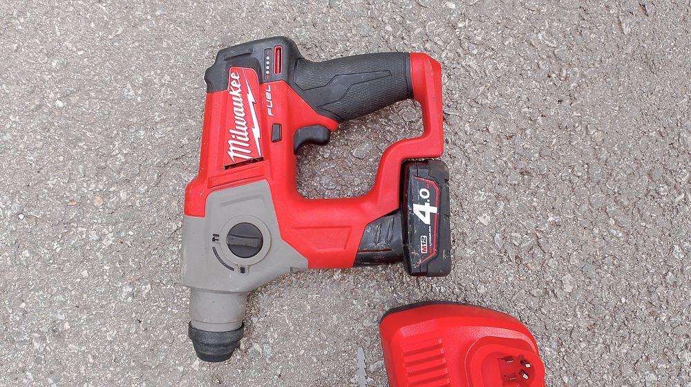 Акумулаторен безчетков перфоратор Milwaukee m12