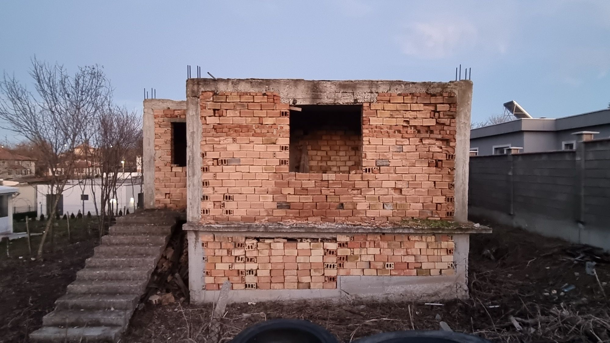 Продавам парцел с постройка в с.Яребична