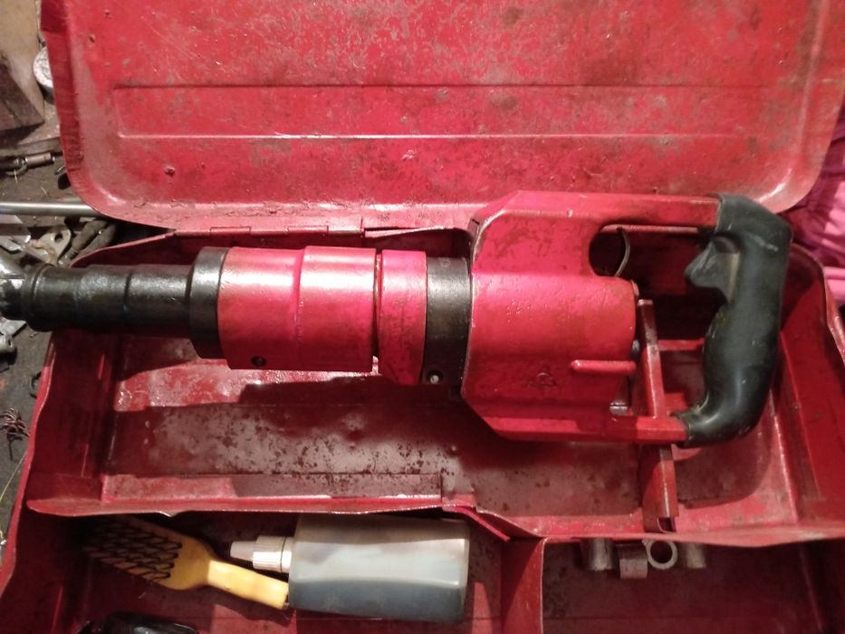 Монтажный пистолет для пристрелки дюбелей в бетонное основание порохов