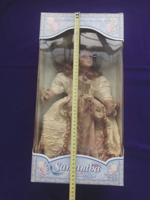 Продавам две порцеланови кукли