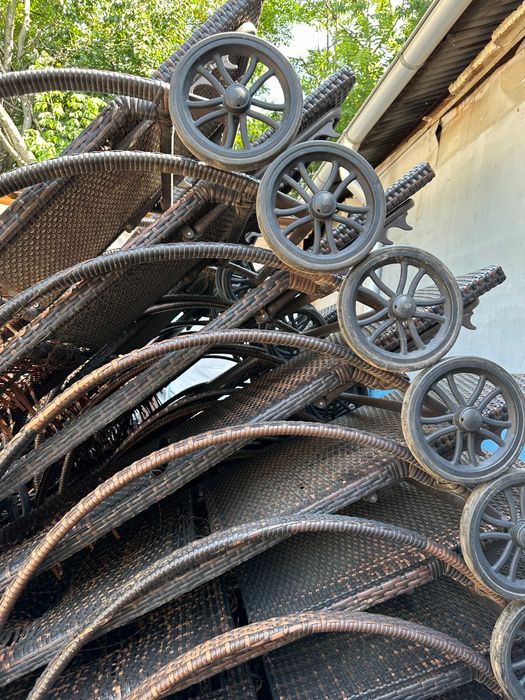 33 buc Sezlong reglabil pe rotile; Sezlong cadru fier; Ratan defect