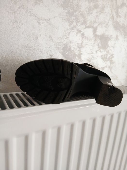 Vând botine  de catifea urgent pret Negociabil