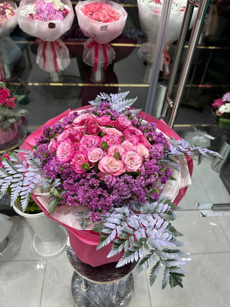 Buket gullar pionavidniy roza katarina bables
