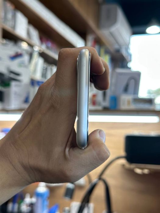 Iphone 11 rangi oq yomkis usluniy fays ishledi joyi 128 ta 220$ kelish